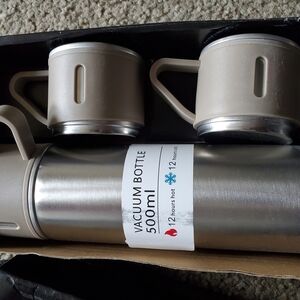 Stainless Steel Vacuum thermo/flask Set with Mugs